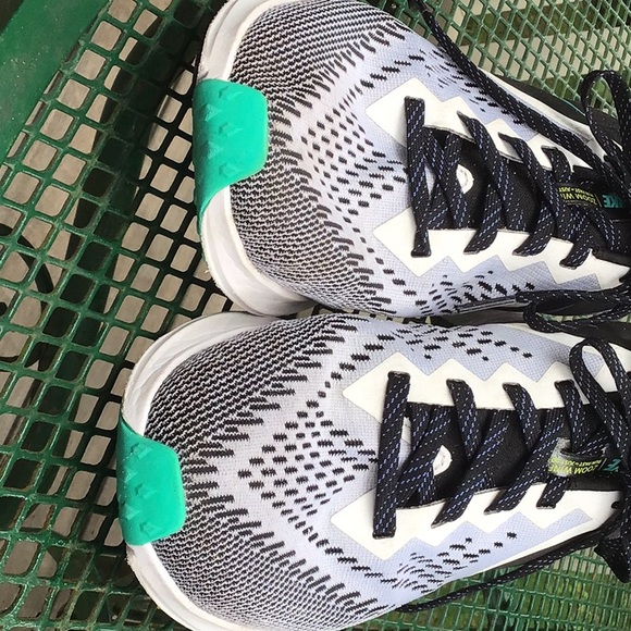 NIKE ZOOM running sneakrs Worn for one month Sz 10 - Picture 3 of 5